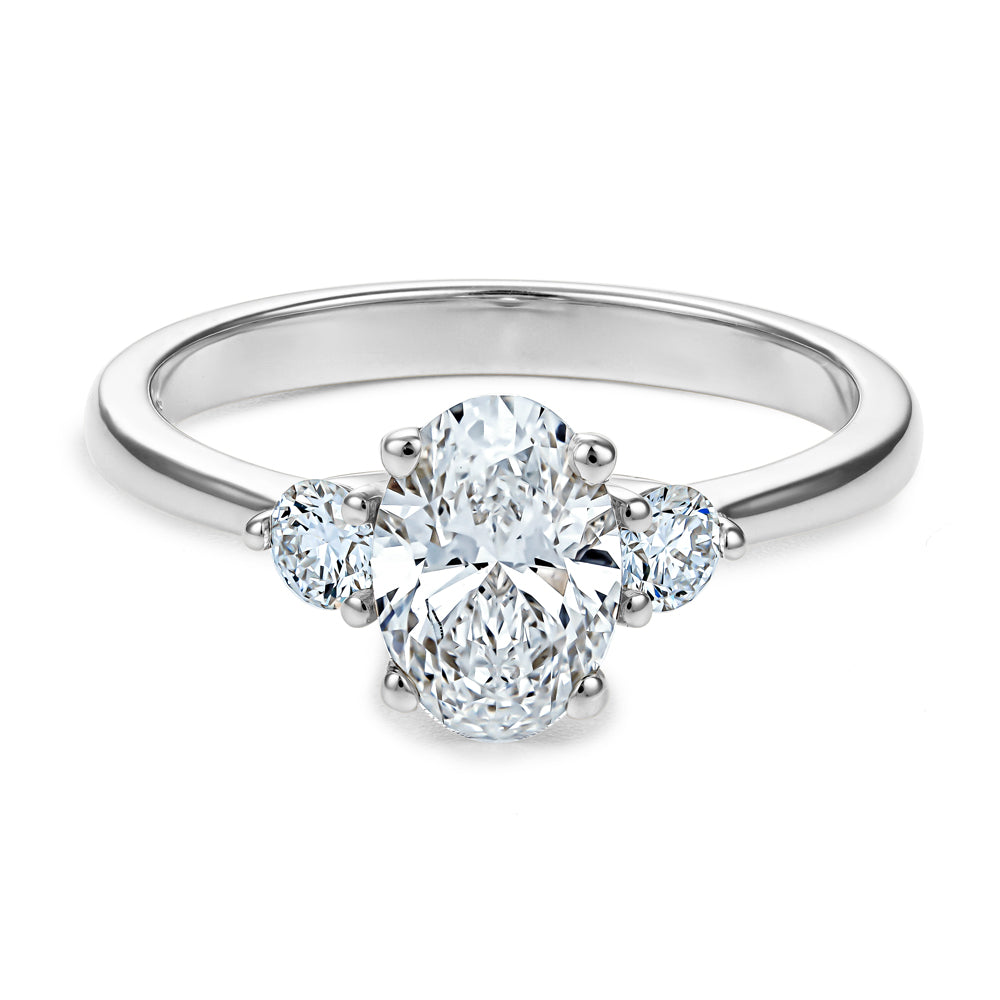 Bague trinité avec diamant central ovale de 1.00 Ct et diamants latéraux ronds