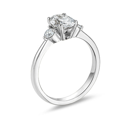 Bague trinité avec diamant central ovale de 1.00 Ct et diamants latéraux ronds