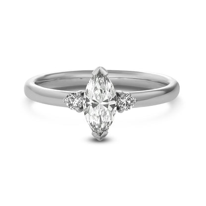 Bague Minimaliste avec Diamant Marquise Central de 0.50 Ct et diamants latéraux