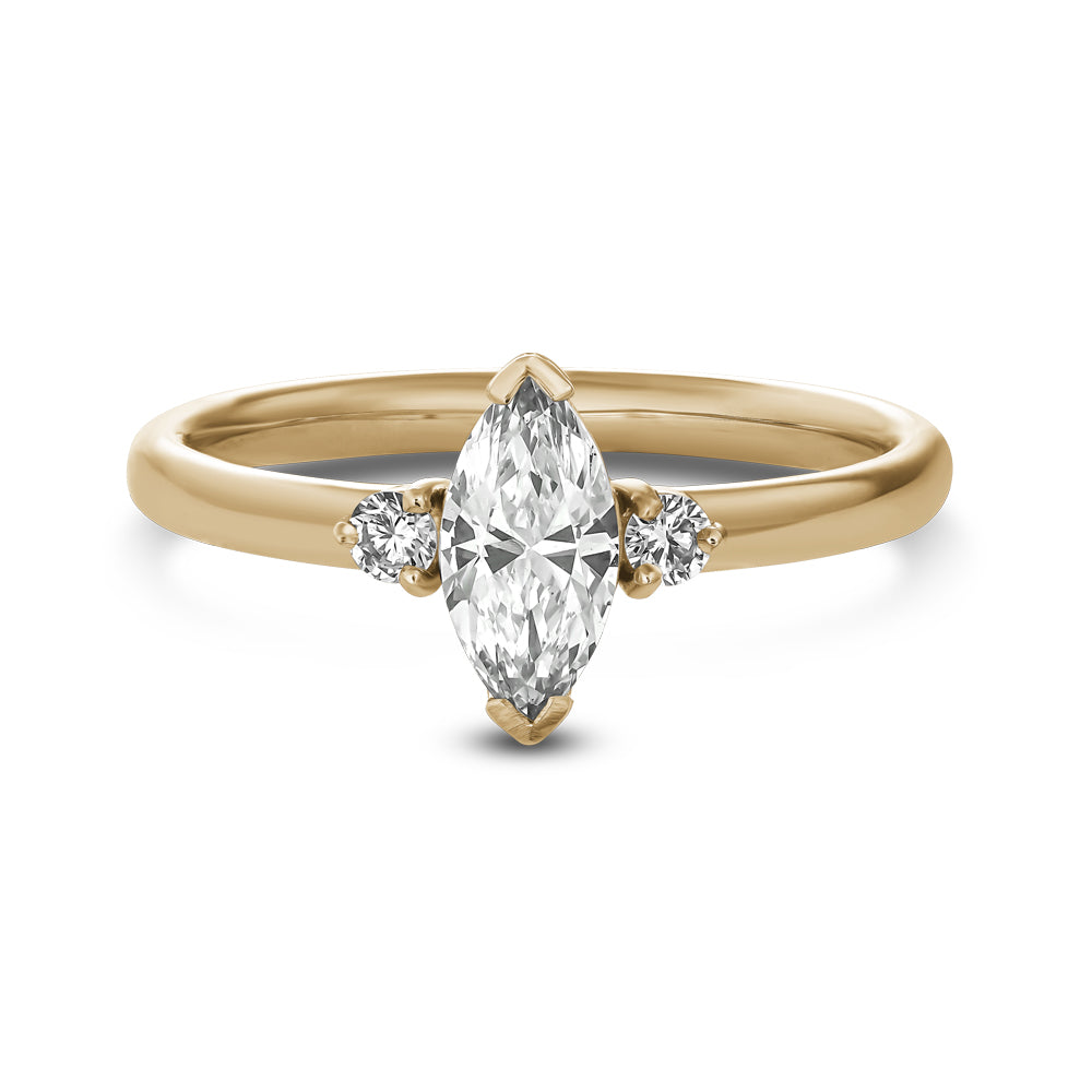 Bague Minimaliste avec Diamant Marquise Central de 0.50 Ct et diamants latéraux