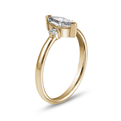 Bague Minimaliste avec Diamant Marquise Central de 0.50 Ct et diamants latéraux