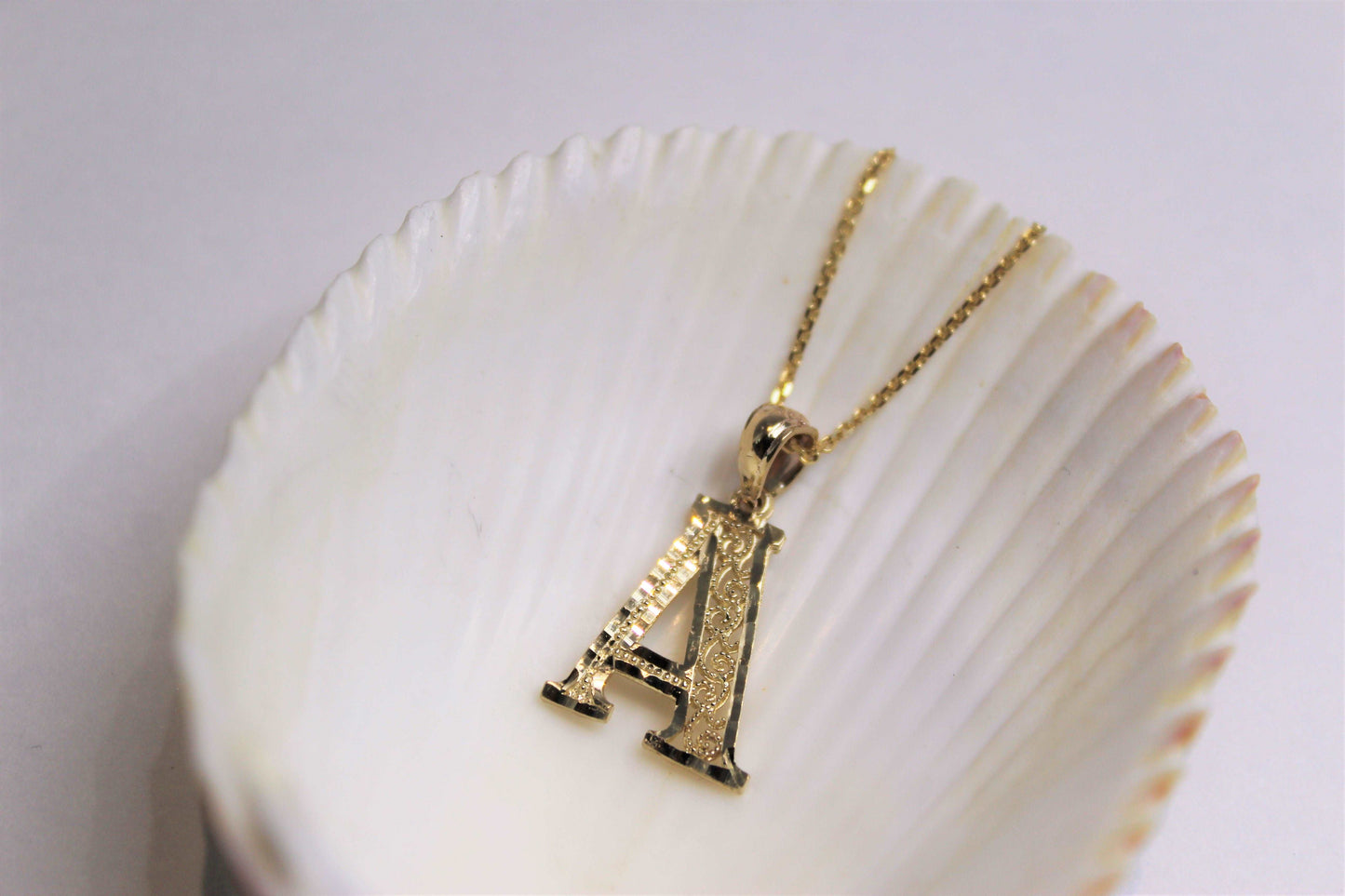 Pendentif / collier Initiales en or jaune 10K avec pendentif une lettre