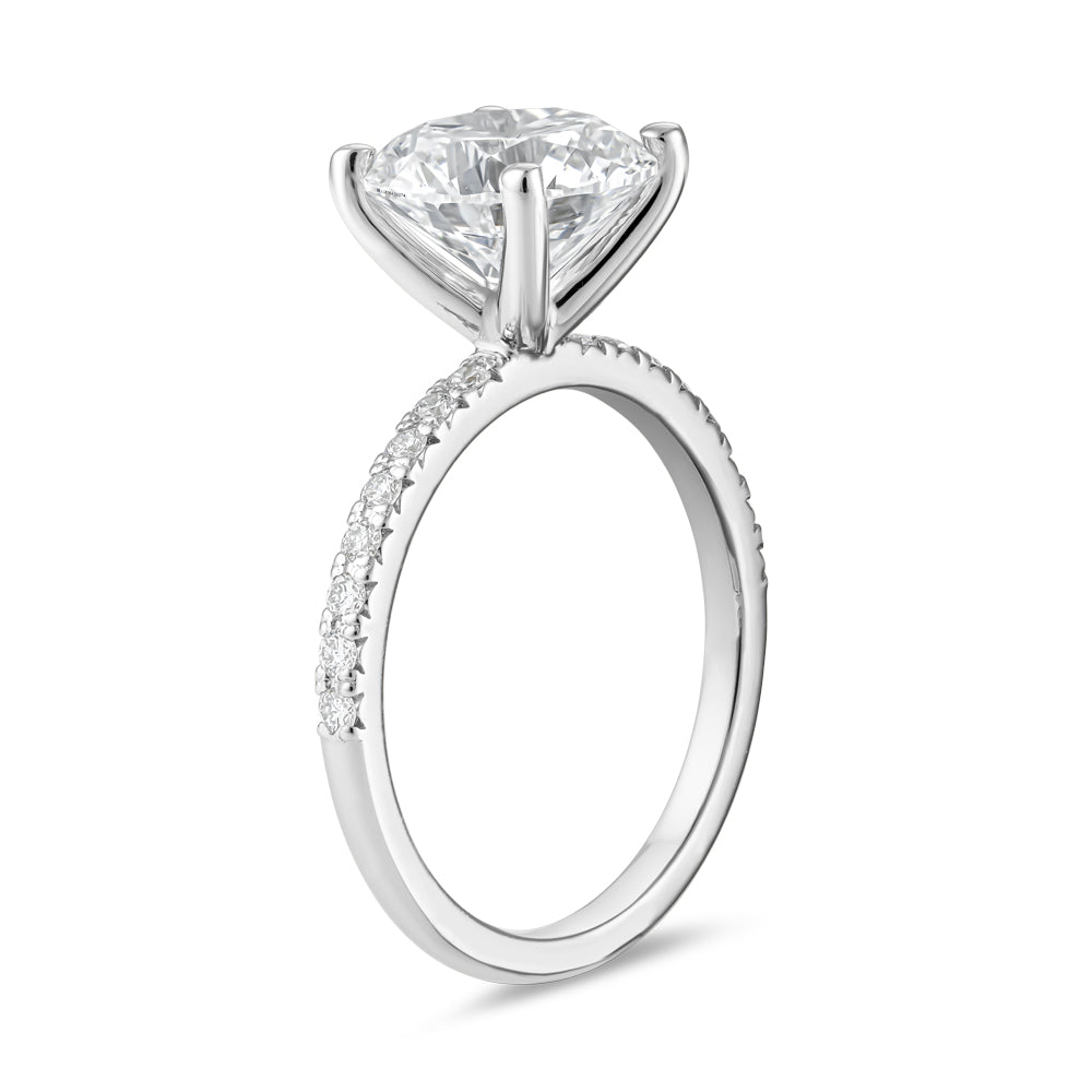 Bague classique avec Diamant Central Rond 3.00 Ct et pavé de diamants