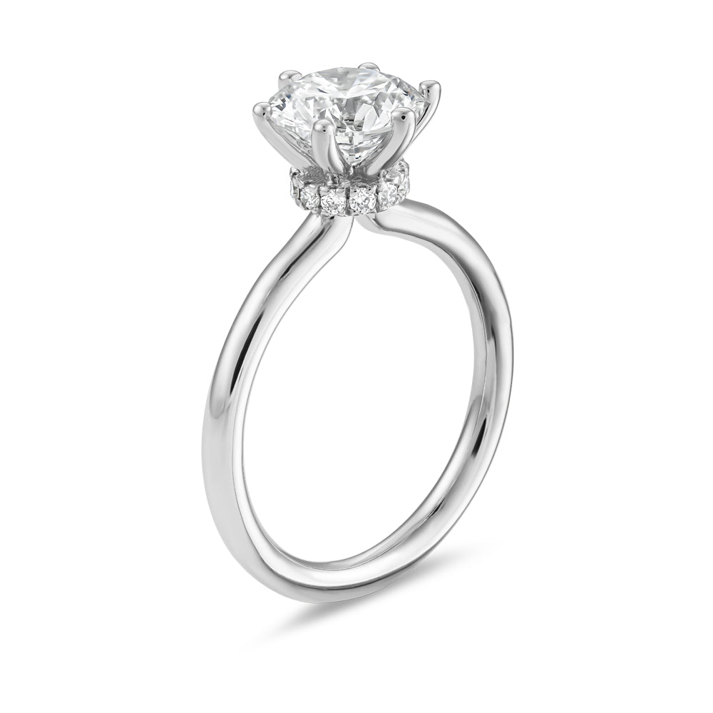 Bague en or 18k avec Diamant Central de 1,55 Carat , 6 griffes et Halo caché de Petits Diamants