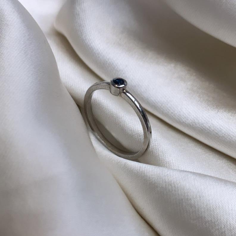 SATIN | Bague en or 14 carats et pierre ronde | Saphir - Bijouterie Viko