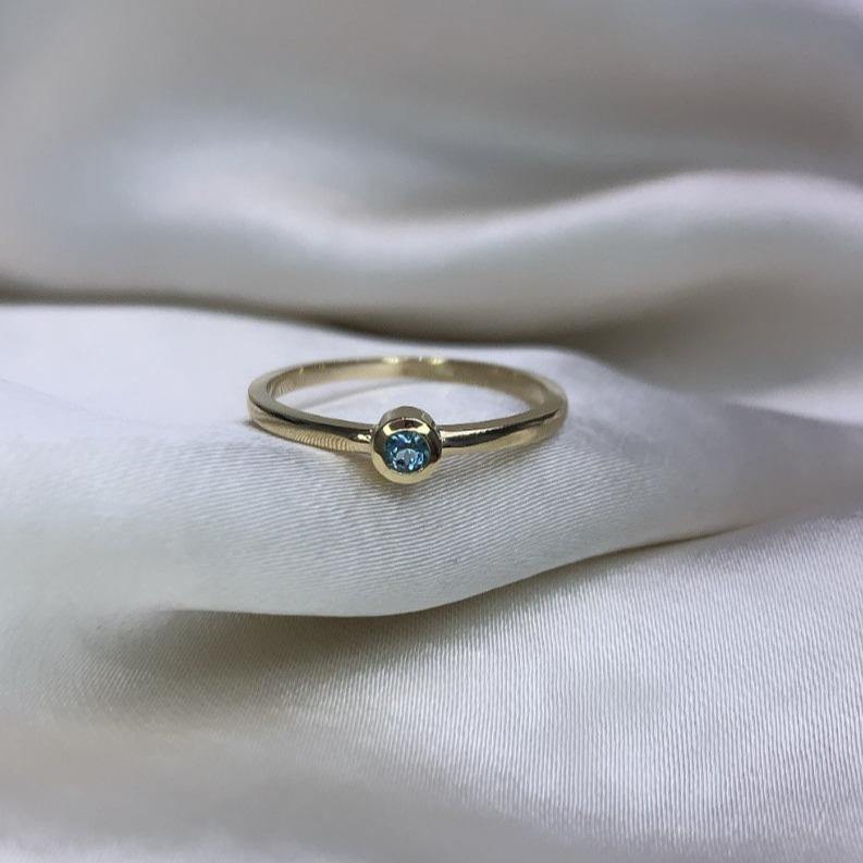 SATIN | Bague en or 14 carats et pierre ronde | Topaze bleue - Bijouterie Viko