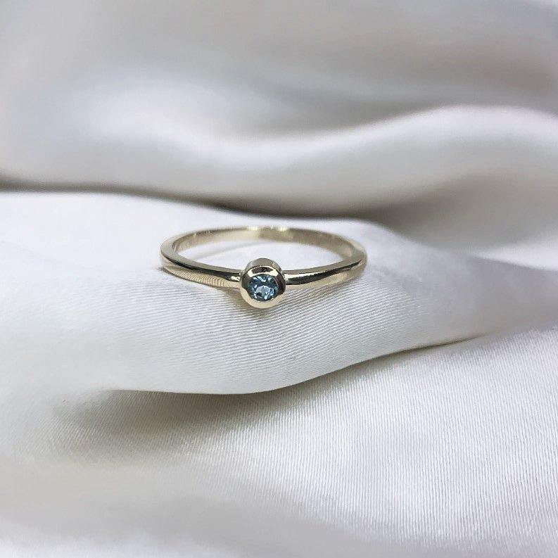 SATIN | Bague en or 14 carats et pierre ronde | Topaze bleue - Bijouterie Viko