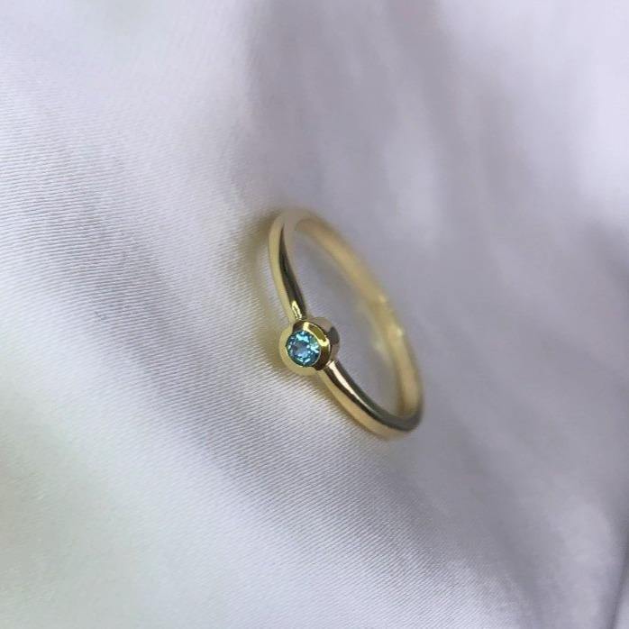 SATIN | Bague en or 14 carats et pierre ronde | Topaze bleue - Bijouterie Viko