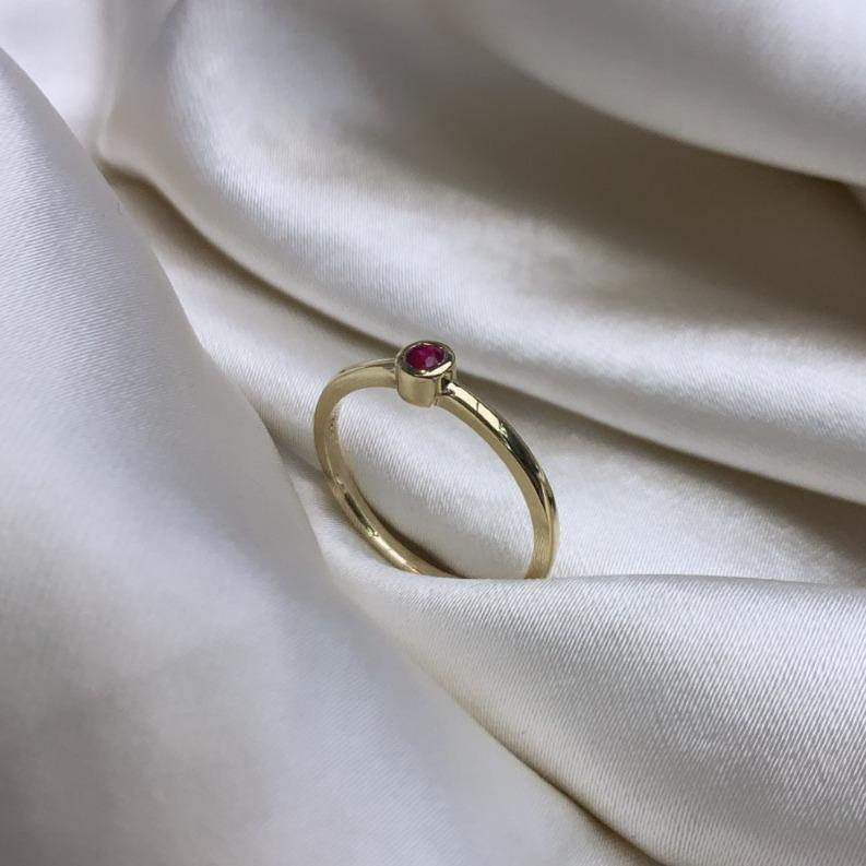 SATIN | Bague en or 14 carats et pierre ronde | Rubis - Bijouterie Viko