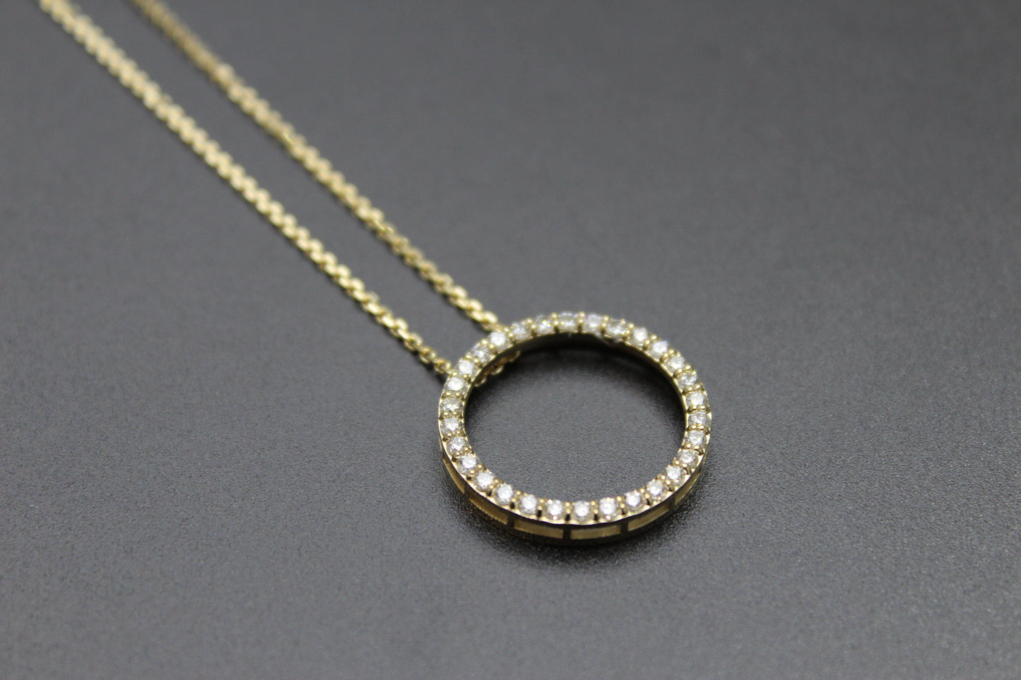 Collier rond en or et diamants. collier pour femme. collier serti de diamants. collier en diamants. pendentif en or pour femme. pendentif avec diamants montréal. collier 14 kt.