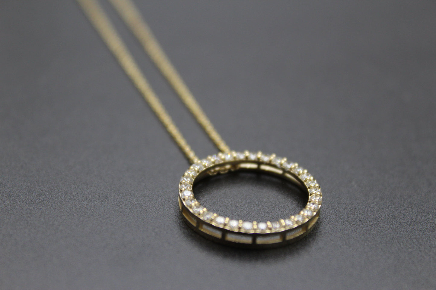 Collier rond en or et diamants. collier pour femme. collier serti de diamants. collier en diamants. pendentif en or pour femme. pendentif avec diamants montréal. collier 14 kt.