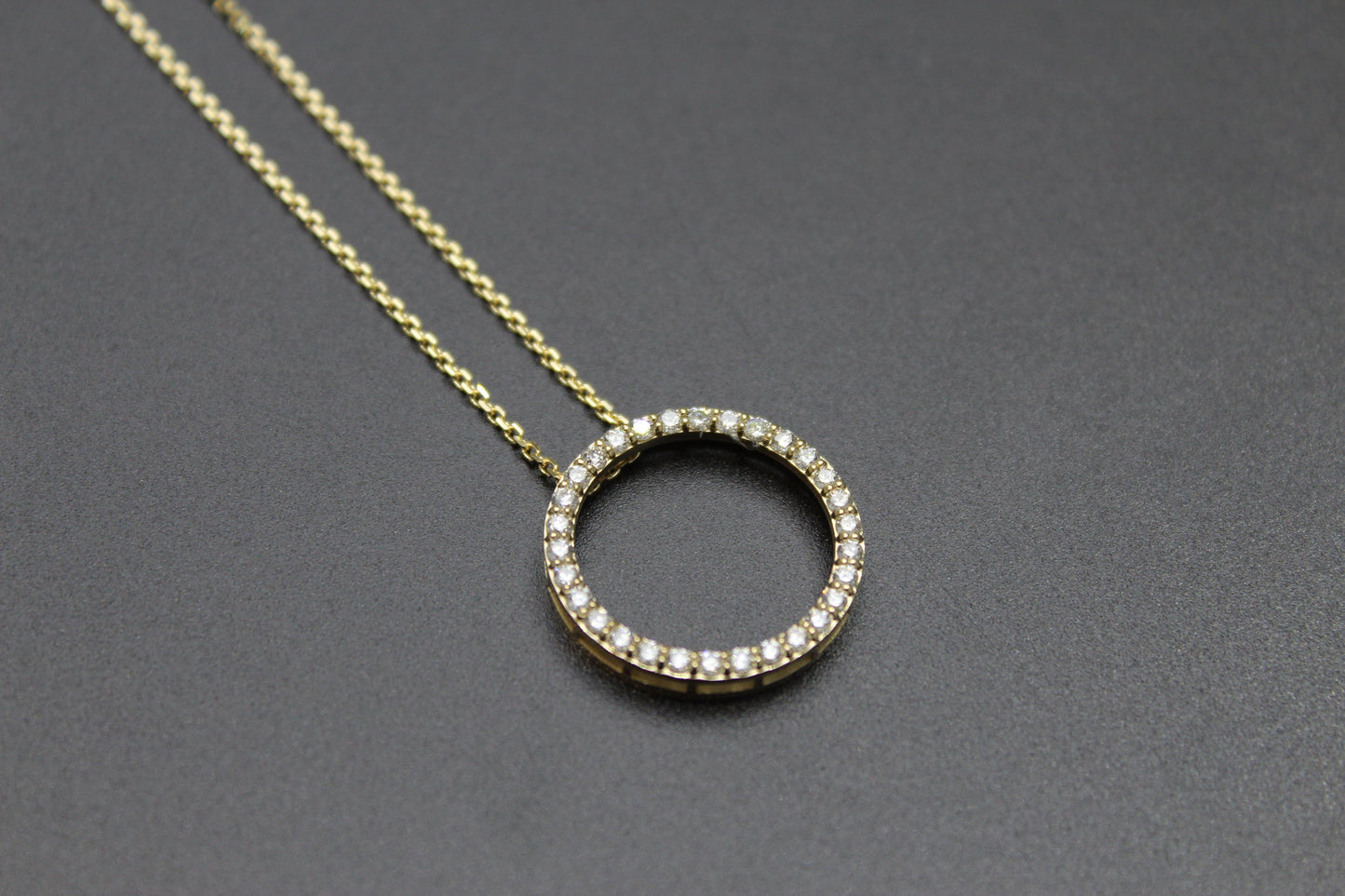 Collier rond en or et diamants. collier pour femme. collier serti de diamants. collier en diamants. pendentif en or pour femme. pendentif avec diamants montréal.