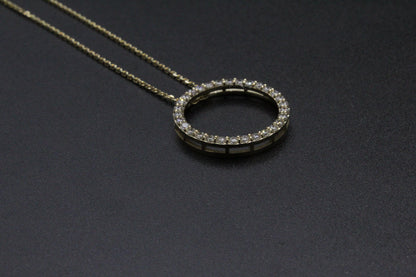 Collier rond en or et diamants. collier pour femme. collier serti de diamants. collier en diamants. pendentif en or pour femme. pendentif avec diamants montréal.