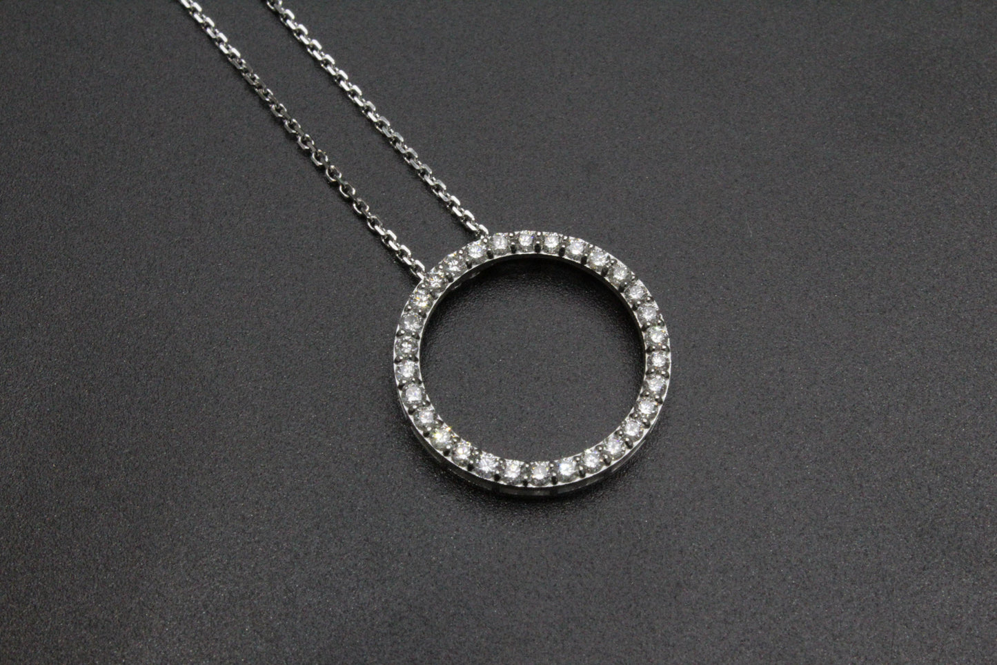 Collier rond en or et diamants. collier pour femme. collier serti de diamants. collier en diamants. pendentif en or pour femme. pendentif avec diamants montréal.