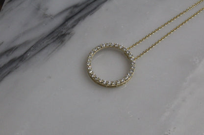 Collier rond en or et diamants. collier pour femme. collier serti de diamants. collier en diamants. pendentif en or pour femme. pendentif avec diamants montréal. collier 14 kt.