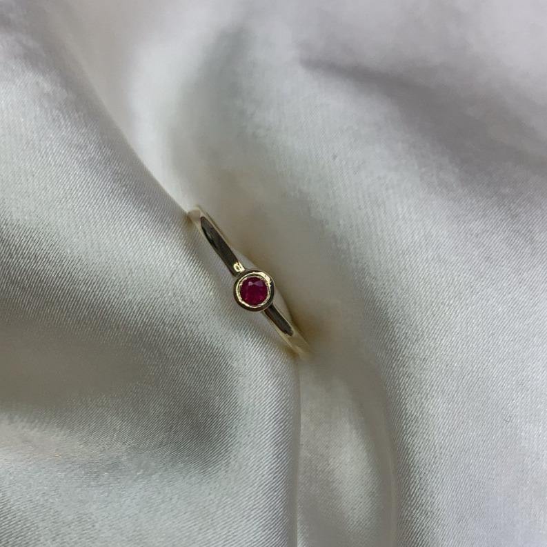 SATIN | Bague en or 14 carats et pierre ronde | Rubis - Bijouterie Viko