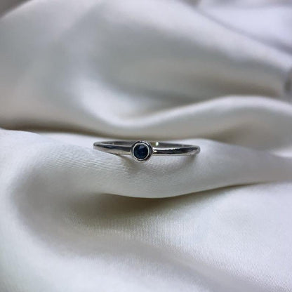 SATIN | Bague en or 14 carats et pierre ronde | Saphir - Bijouterie Viko