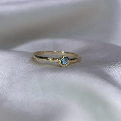 SATIN | Bague en or 14 carats et pierre ronde | Topaze bleue - Bijouterie Viko