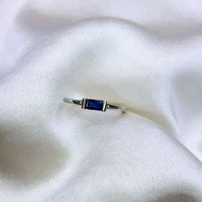 SATIN | Bague en or 14 carats et pierre baguette | Saphir - Bijouterie Viko