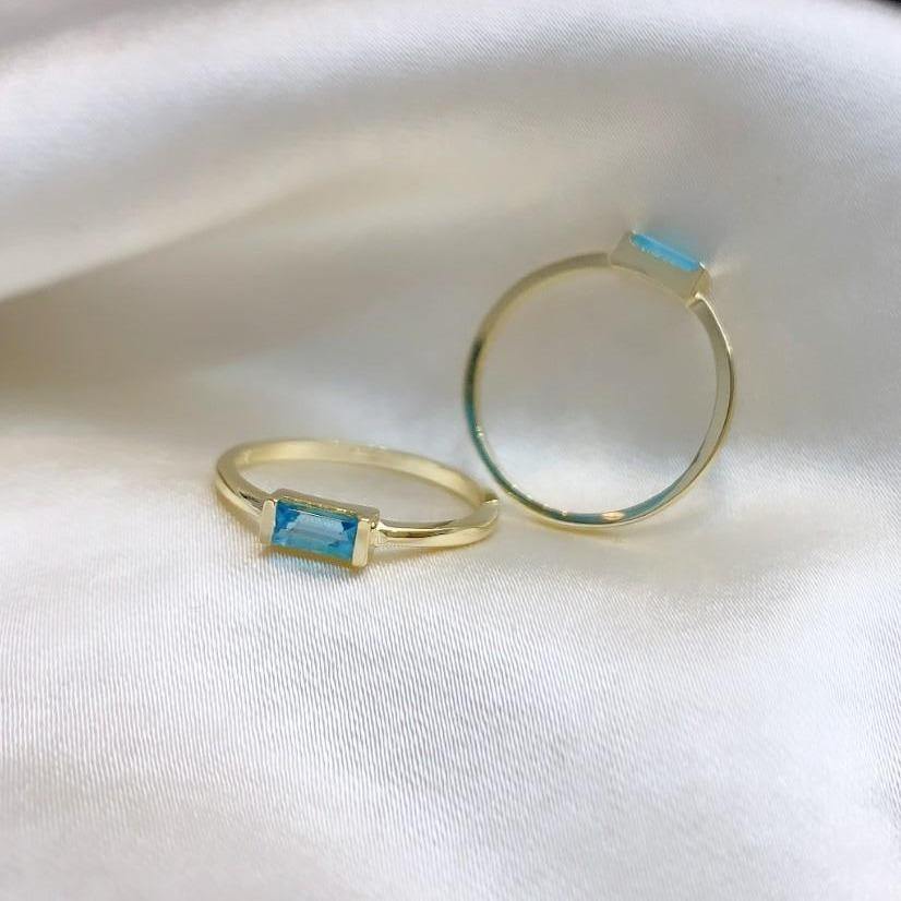 SATIN | Bague en or 14 carats et pierre baguette | Topaze bleue - Bijouterie Viko