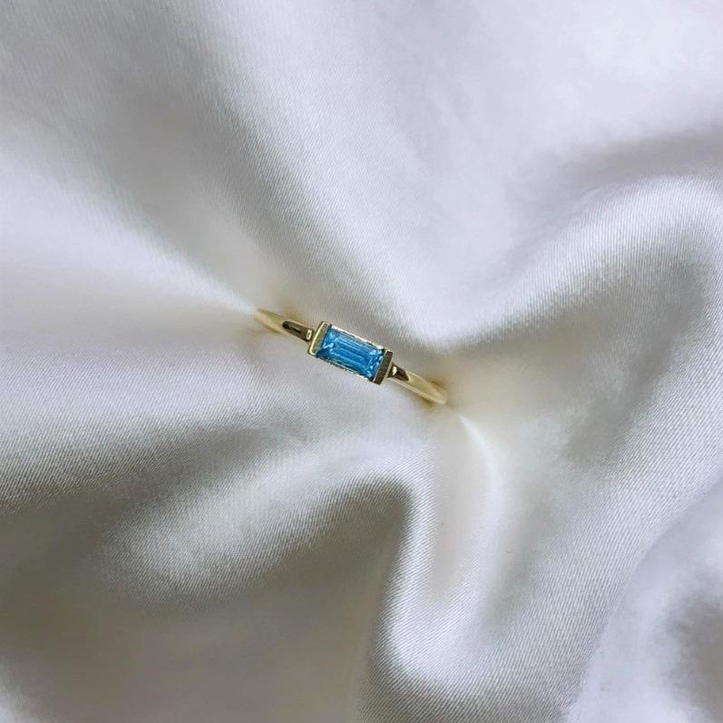 SATIN | Bague en or 14 carats et pierre baguette | Topaze bleue - Bijouterie Viko